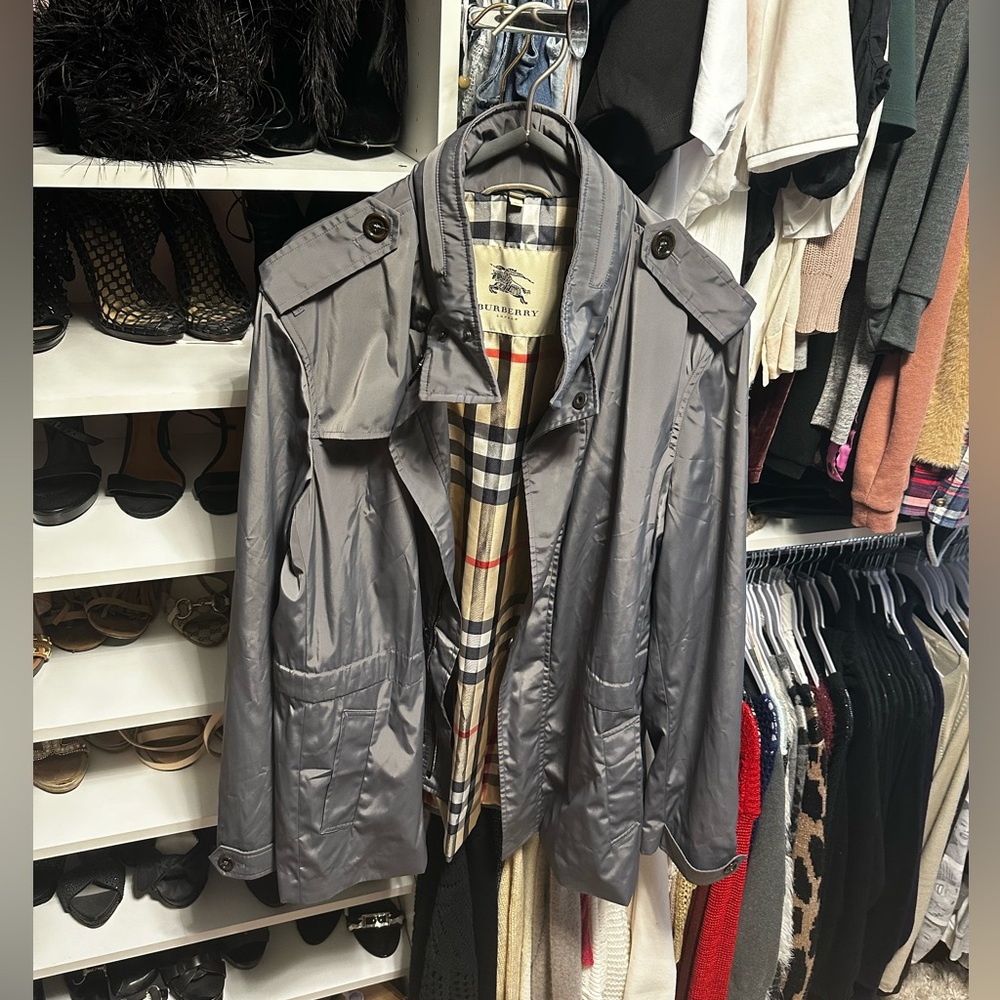 Beautiful Men’s Burberry XL Rain/Wind Resistant Silver/grey Jacket.